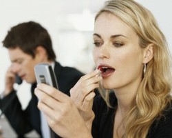 Wanita dengan Make-up Tebal Buat Pria Turn Off