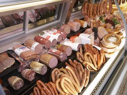 Perlu Cermat Konsumsi Daging Olahan