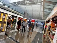 Bandara Hongkong Merayu Para Musafir