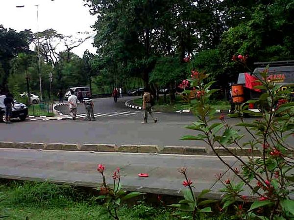 Gegana Sisir Selokan Dekat UKI