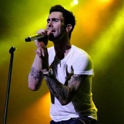 Pelit Senyum, Adam Levine Ngaku Nggak Enak Badan