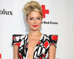 Paris Hilton Ciptakan Produk Kecantikan Kulit