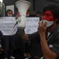 Puluhan Mahasiswa Unair Gelar Aksi di Makam Pahlawan