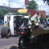 Truk Muat Pasir Terguling, Lalin Malang ke Surabaya Macet