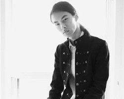 Model Pria Rela Pakai Lingerie Demi Victorias Secret