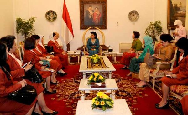 Ibu Ani Terima ACWO dan Kowani