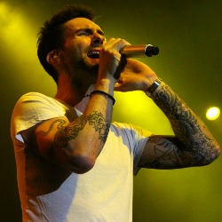 Maroon 5 Suguhkan Konser Penuh Energi di Jakarta