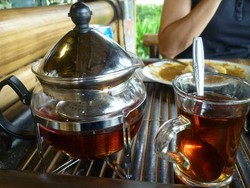 Asyiknya Nyeruput Teh di Kedai Teh Laresolo