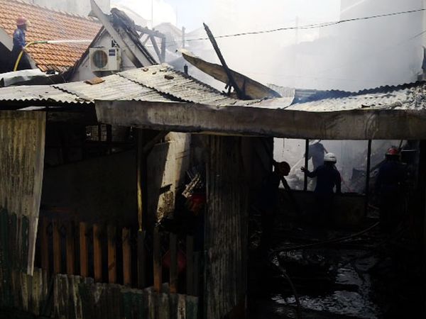 Gudang Penyimpanan Spon Terbakar