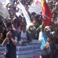 Ribuan Warga Ngeluruk Kantor Bupati Pamekasan