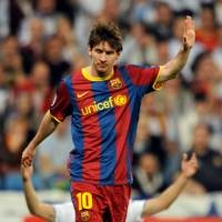 Melihat Messi, Wenger Mengajak Berlutut