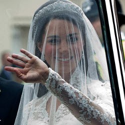 Menuju Gereja, Kate Lambaikan Tangan