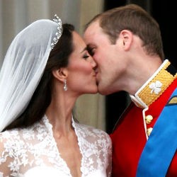 Ciuman William & Kate Disambut Meriah Ribuan Warga Inggris