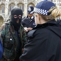 Sekelompok Orang Bermasker Gelar Aksi Anti Royal Wedding