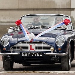 Naik Aston Martin, William & Kate Tinggalkan Buckingham