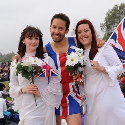 Ribuan Warga Inggris Masih Berpesta di Istana Buckingham