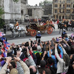 Ribuan Warga Inggris Tunggu Ciuman William & Kate