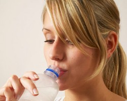 Minum Air dari Botol Buat Bibir Cepat Keriput