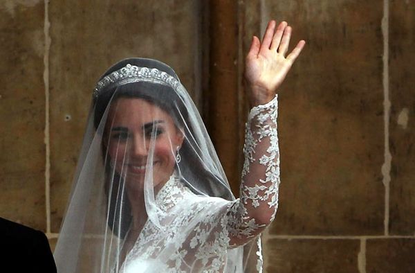 Tiba di Gereja, Kate Lambaikan Tangan