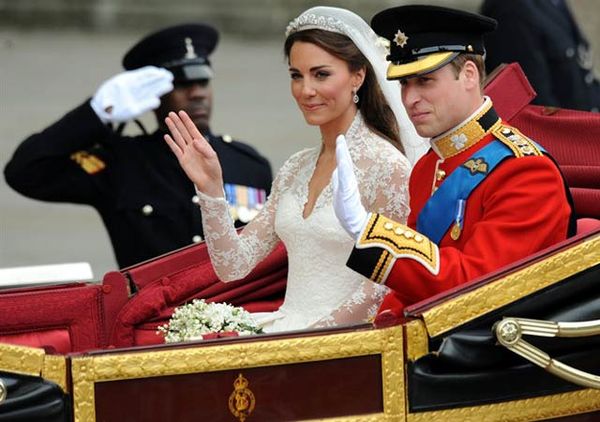 William & Kate Menuju Istana Buckingham