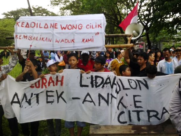 Warga Lidah Kulon Demo Kantor Kelurahan