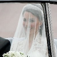 Kate Tersenyum Manis dalam Rolls-Royce Klasik