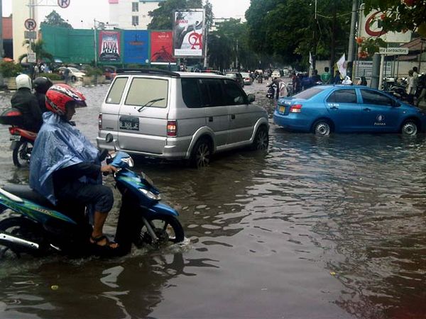 Hujan Deras Cikini Tergenang