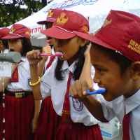 Ribuan Siswa SD Praktek Gosok Gigi Massal