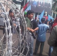  Dibarikade Kawat Berduri, Gedung DPR Diserbu Ratusan Pendemo
