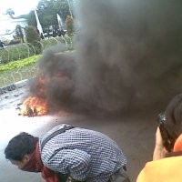 Ban Dibakar di Depan Istana, Aksi Hari Buruh Sempat Memanas