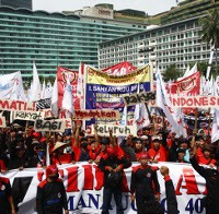 Massa Buruh Berangsur Bubarkan Diri