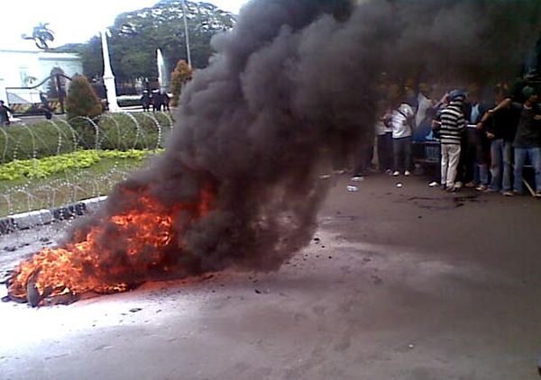Buruh Bakar Ban di Depan Istana