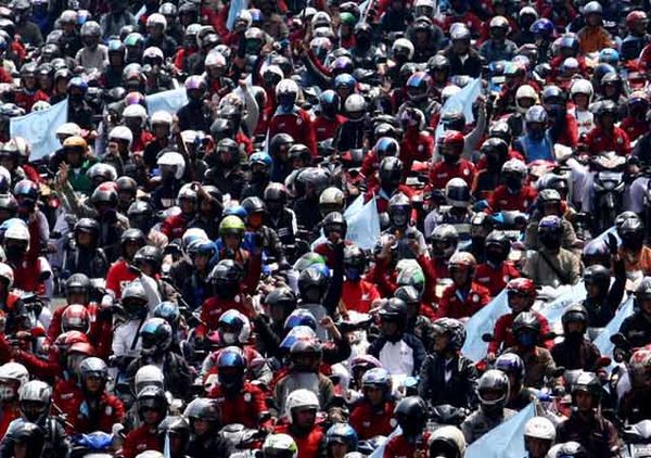 Ribuan Buruh Konvoi Motor