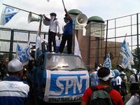 SPN Geruduk Gedung DPR 