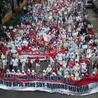 Kuasai Jalan, Massa Buruh Sempat Bersitegang Dengan Pengguna Jalan