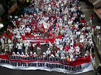 Buruh Long March ke Kantor Gubernur Jatim