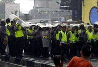 Hujan, Demo Buruh Bubar