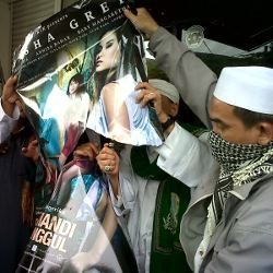 Demo, FPI Bakar Poster Film Sasha Grey