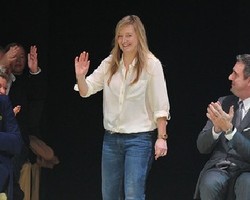 Sarah Burton Angkat Bicara Soal Gaun Kate Middleton