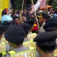 Aksi Unjuk Rasa di Depan Gedung Grahadi Sempat Ricuh