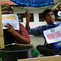 Mahasiswa IAIN Kumpulkan Koin untuk Rektorat