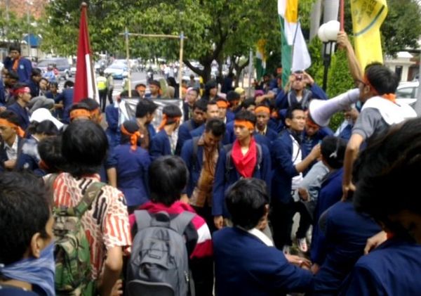BEM Unesa Demo DPRD Surabaya