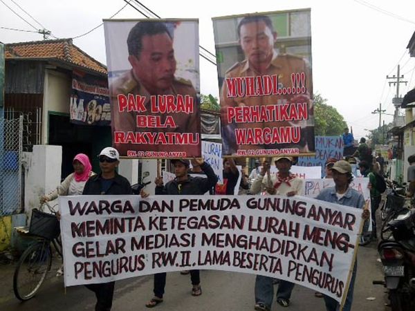 Warga Gunung Anyar Demo Kantor Kelurahan