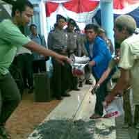 Halaman Kantor Dinas Pendidikan Lamongan Disiram Lumpur