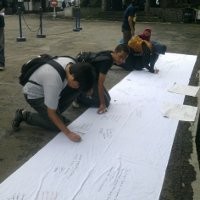 Hardiknas, KM ITB Kumpulkan Opini di Spanduk Putih