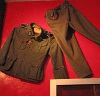 Seragam Nazi Hingga Lukisan Hitler Jadi Daya Tarik 