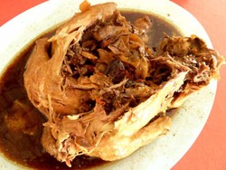 Ayam Pengemis di Emperan Rumah