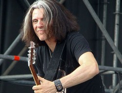 Gitaris Testament: Unduh Musik Ilegal Membunuh Artis dan Musik!