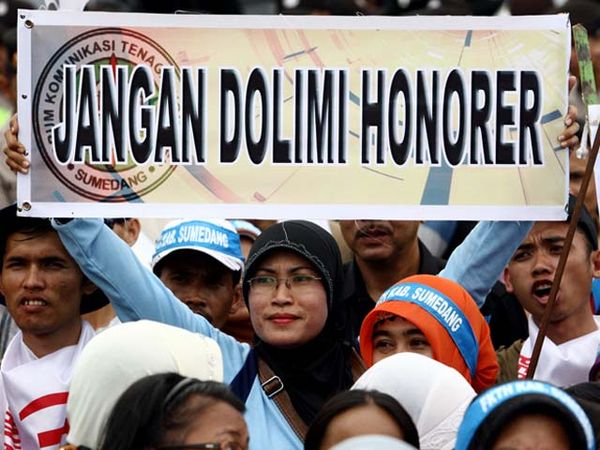 Ratusan Guru Honorer Demo Istana