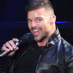 Ricky Martin Lincah di Video Klip Mas